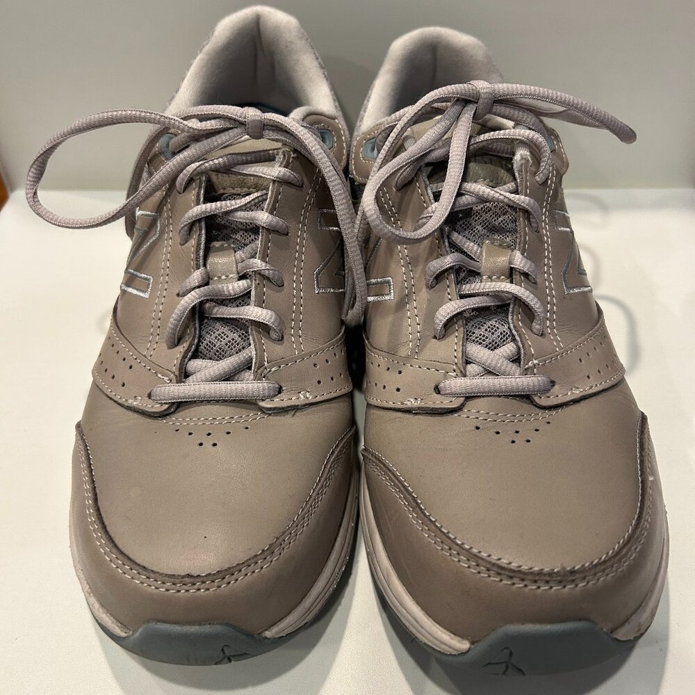 New Balance Women's Grey Leather Walking Shoe - Like New